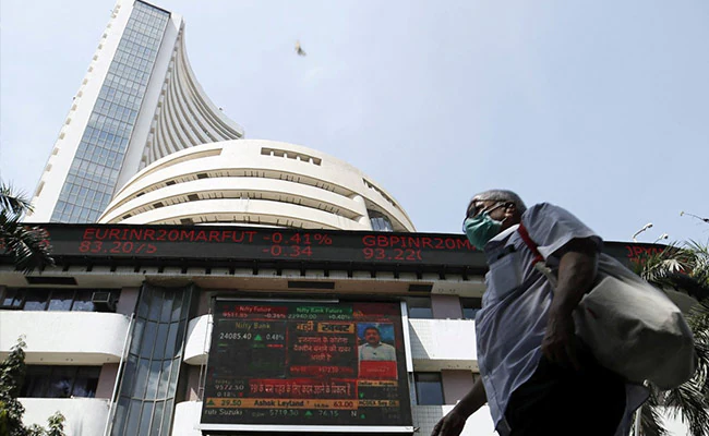 Sensex, Nifty Slip Into Red Amid Volatile Trade; IT Stocks Drag