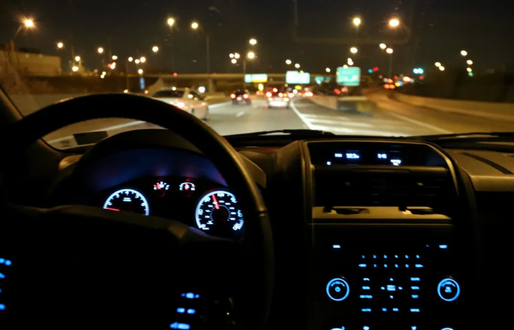 Driving at night? Tips and tricks to follow in the dark road trip